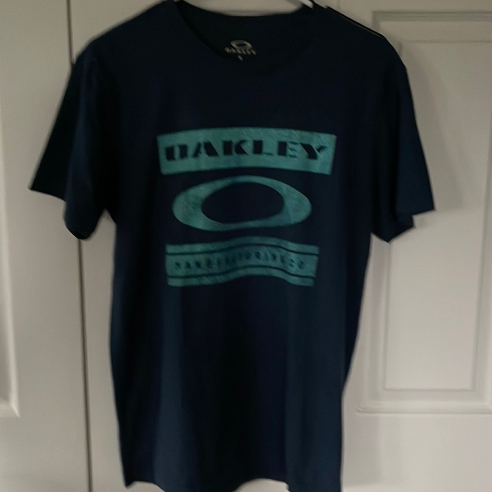 Oakley t-shirt